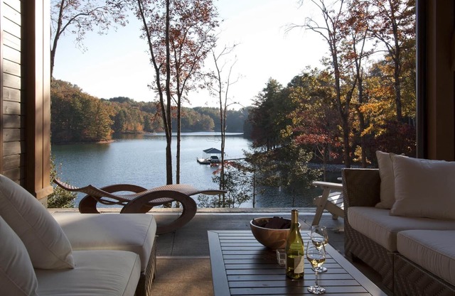 Contemporary Lake Front Home With Stunning Views