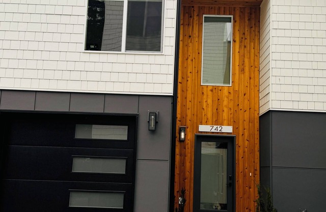 Contemporary new 2-bedroom house in Greenwood area, Seattle with WiFi, AC