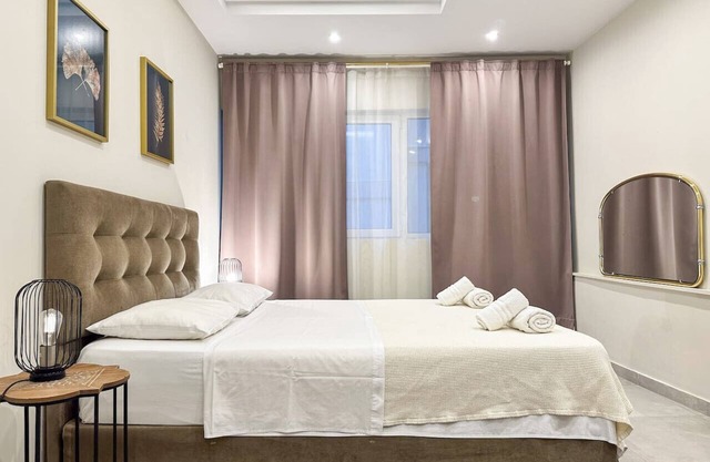 Contemporary & Spacious Renovated Apt, DT Syntagma