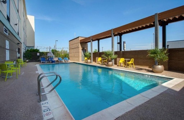 Contemporary Suite w/Full Fridge & Outdoor Spaces