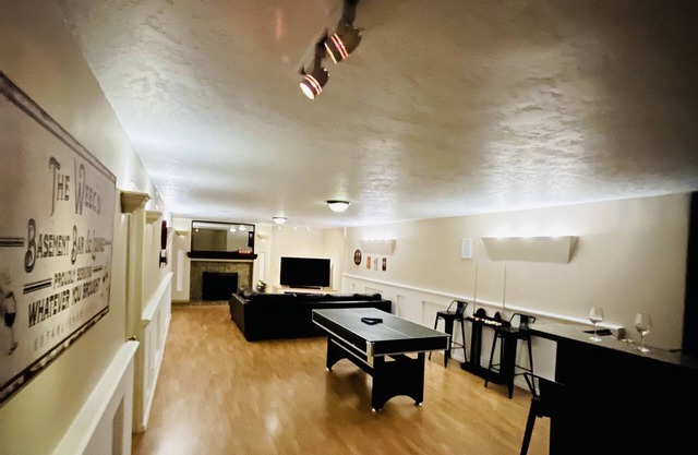 Contemporary Traditional w/Pool, Wet Bar and Pool Table