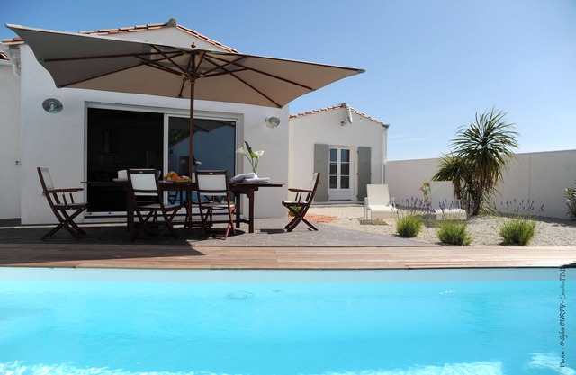 CONTEMPORARY VILLA WITH INDIVIDUAL HEATED POOL, WIFI