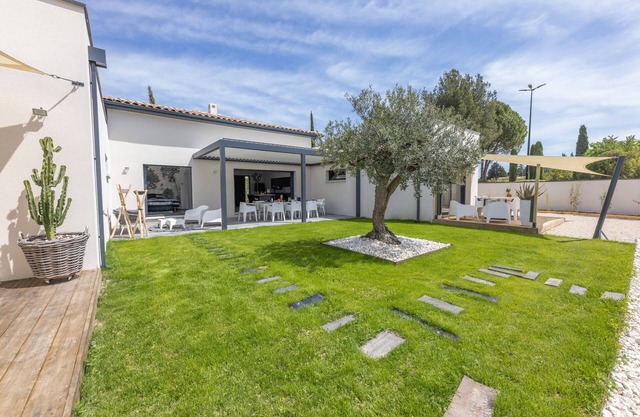 Contemporary villa with pool in the heart of Provence