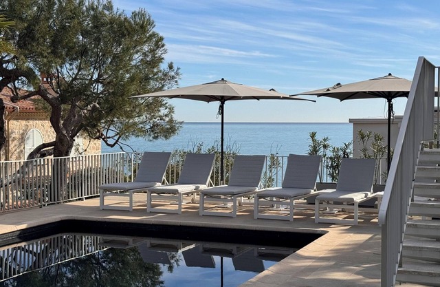 Contemporary waterfront villa in Baie de la Garoupe near Eden Roc