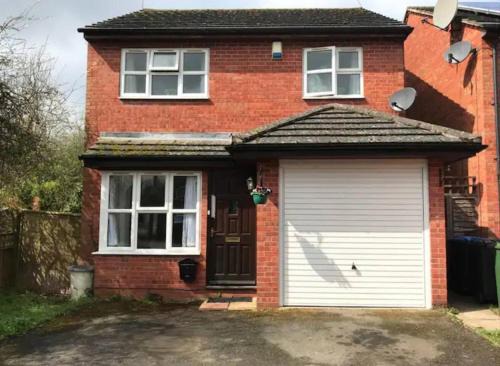 Contractor and family friendly spacious 3-Bed House with private parking, WiFi, garden area