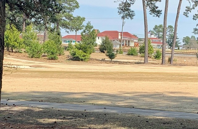 Convenient 2 bedroom 2 bath condo steps from Pinehurst clubhouses