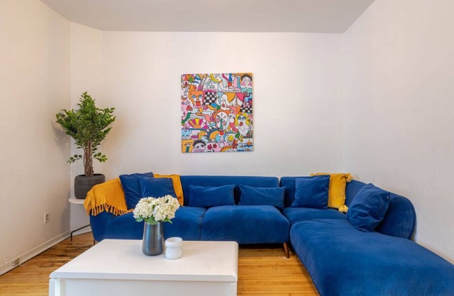 Convenient 4BR in Mont-Royal’s Downtown