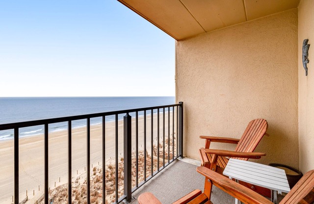 Convenient Family-Friendly Condo w/Balcony, Shared Pool, Hot Tub and A/C