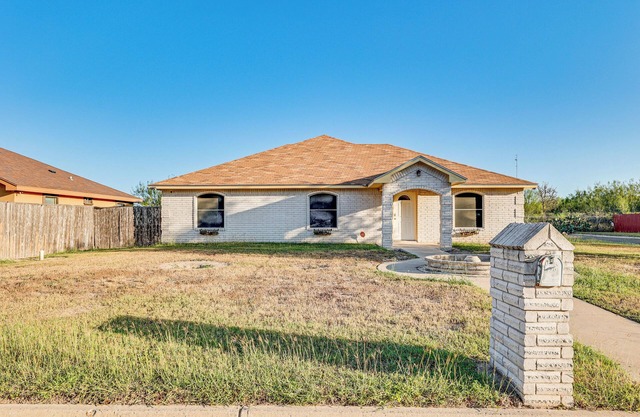 Convenient, Spacious & Peaceful: Home in Edinburg!