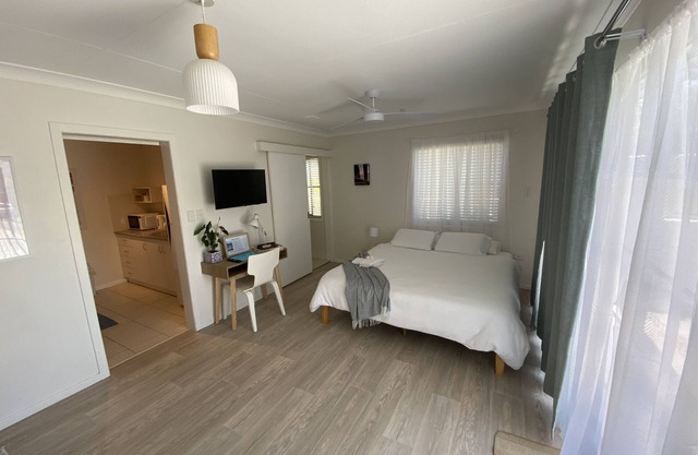 Convenient studio; minutes to beaches, shops, sport grounds; off street parking