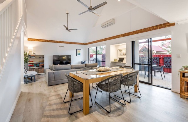 CONVENIENTLY LOCATED 250M (APPROX) TO THE EXQUISITE SHORES OF GEOGRAPHE BAY