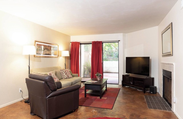 Cool 2-bedroom Condo in Vibrant Los Angeles