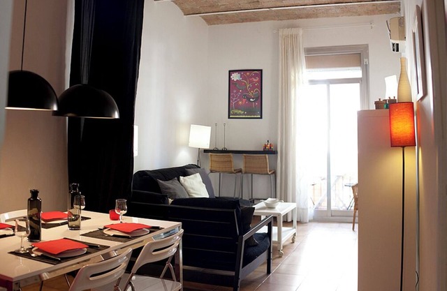 COOL FLOOR IN POBLENOU NEAR THE METRO AND THE BEACH MAR BELLA !
