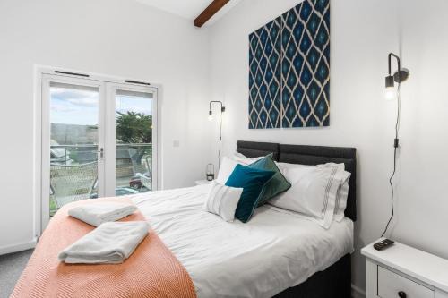 Coppercroft Cottage - Stunning Coastal Home, Walk to Beach, Sleeps 4