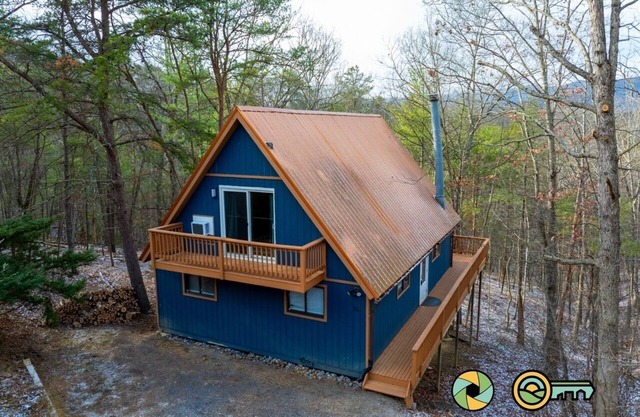 Coppertop Chalet - cozy and convenient!