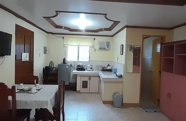CORALYN'S PLACE FAMILY of 4 with private toilet and kitchenette