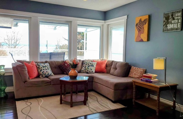 Cordova Bay Executive House - 5 min from the beach