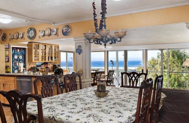 Corfu Cottage, 2 Cal King beds, Hot Tub, Pacific Ocean views, Solar Powered.