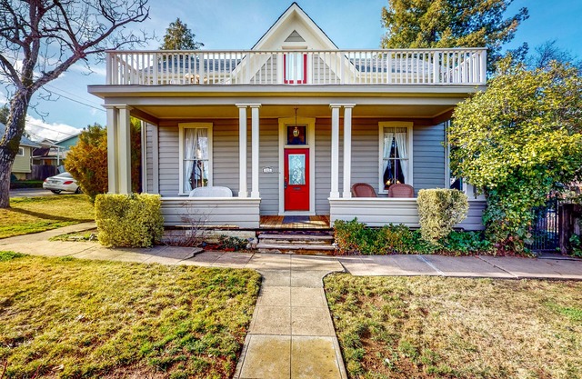 Corner Lot Home, Carriage House & Enchanting Yard