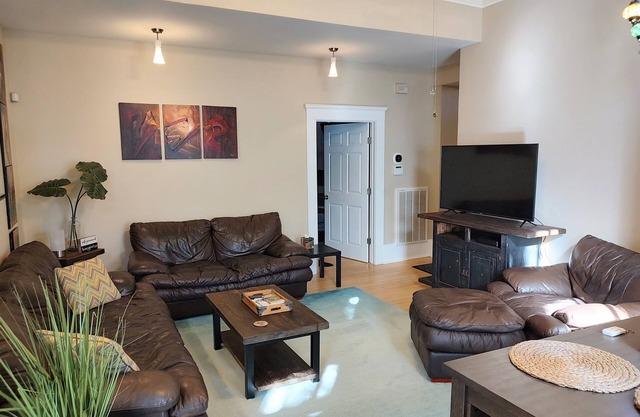 Cornerstone West: Cozy 2bdrm/1 bath Condo in the Starland Area of Savannah