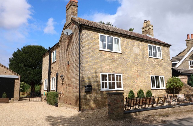 CORONATION COTTAGE, family friendly, with a garden in Upwell