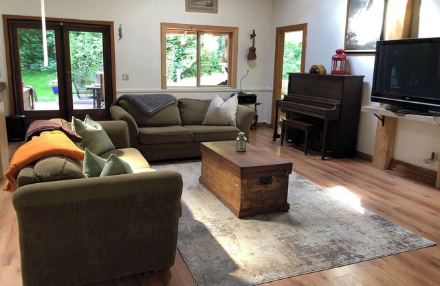 Cortes Country Home - 5 bedroom home in Whaletown near the ferry