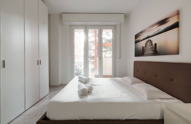 Corvetto M3 - Bright Apt. with balcony!