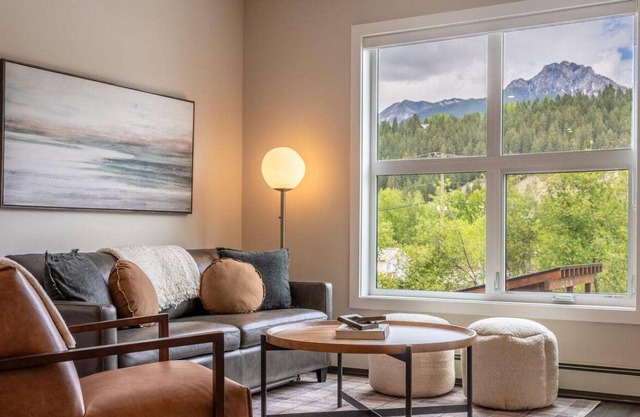Cosmo’s Getaway | Mtn Views | AC | BBQ | King Bed