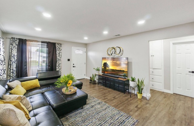 Costal Retreat Long Beach! 3 Queen Bed!Free Parking! Family Friendly!
