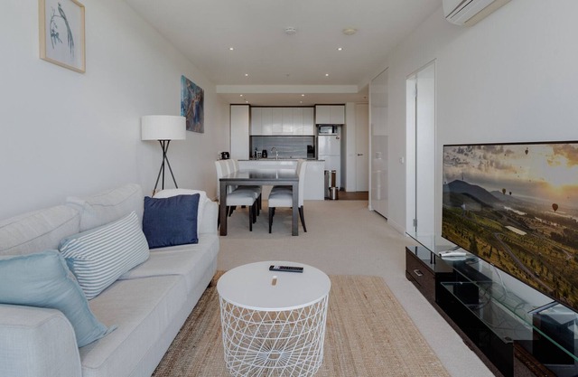 Cosy 1-Bed with Lovely Views, Pool and Gym