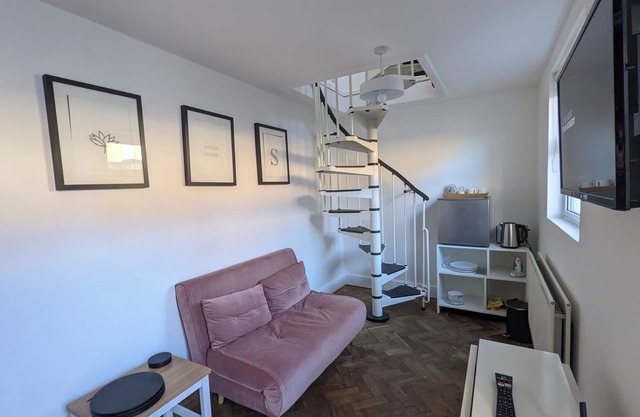Cosy 1 bedroom coach house