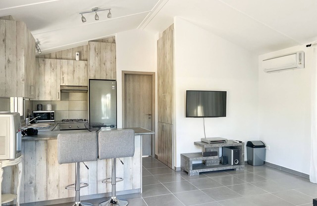 Cosy 1 bedroom tiny house with beautiful garden, 8 min from the beach!