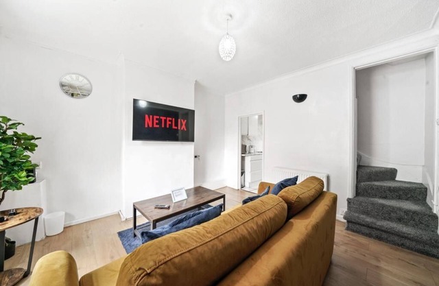Cosy 2 bedroom home with free parking on premises