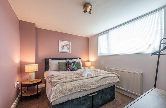 Cosy 2 bedroom house 10 mins from Chester and the zoo. Sleeps 4 by Restfully
