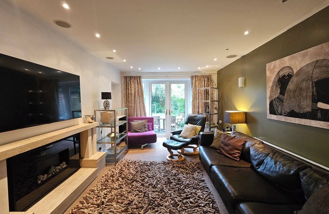 Cosy 5-Bed Home with Driveway and Garden