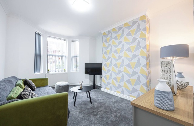 Cosy 6-Bed Home with 2 Kitchen