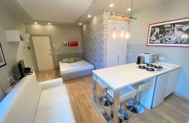 Cosy and modern studio of about 40 square meters, ideal for two people, located on the 5th floor of a building with a lift (not suitable for disabled people). The property is located in the heart of Viale Umbria, between Porta Romana and Calvairate distr