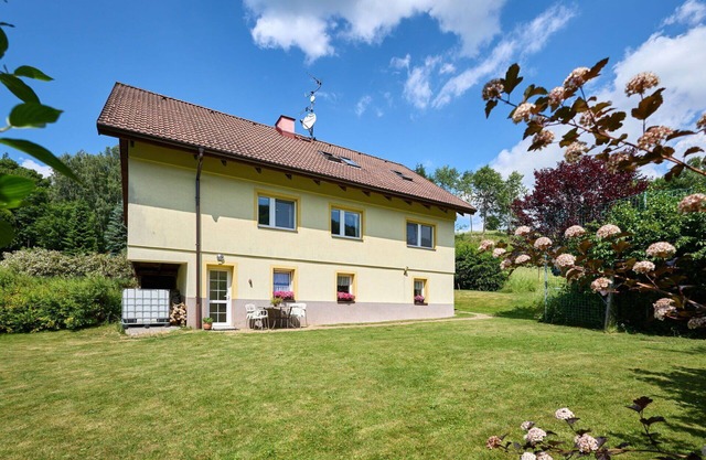 Cosy apartment for 4 people with WIFI, TV, patio, pets allowed and parking