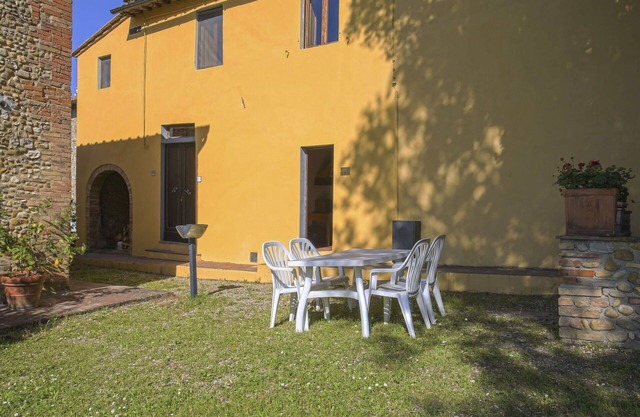Cosy apartment for 6 people with pool, WIFI, TV, patio, pets allowed and panoramic view