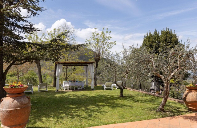 Cosy apartment for 3 people with A/C, WIFI, TV, patio and panoramic view, close to Greve In Chia.