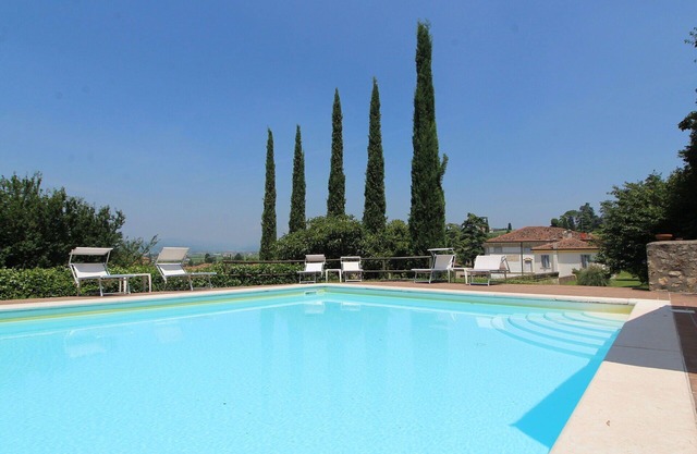 Cosy apartment for 8 people with A/C, WIFI, pool, TV and parking, close to Verona