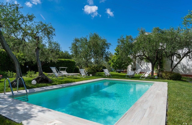 Cosy apartment in villa with WIFI, pool, TV, patio, pets allowed, panoramic view and parking