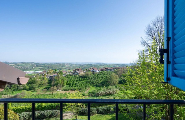 Cosy apartment in villa for 5 guests with WIFI, pool, TV, patio, pets allowed and parking