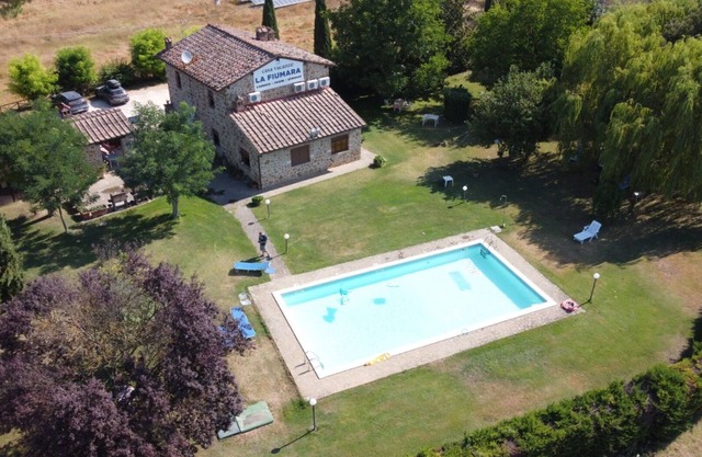 Cosy apartment in villa for 2 guests with pool, A/C and TV, close to Siena