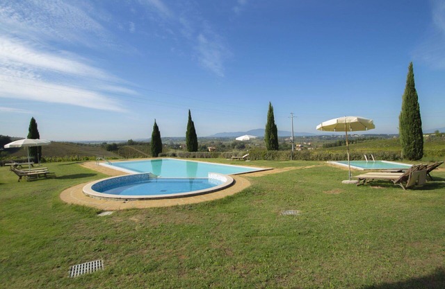 Cosy apartment for 6 people with WIFI, pool, TV, patio, pets allowed, panoramic view and parking