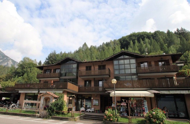 Cosy apartment for 5 guests with WIFI, TV, terrace, pets allowed and parking