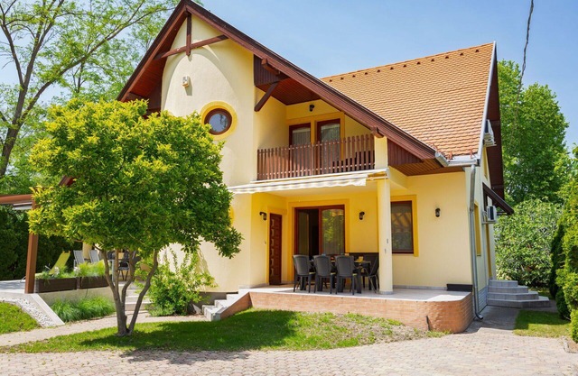 Cosy apartment for 10 people with A/C, WIFI, TV, terrace and parking