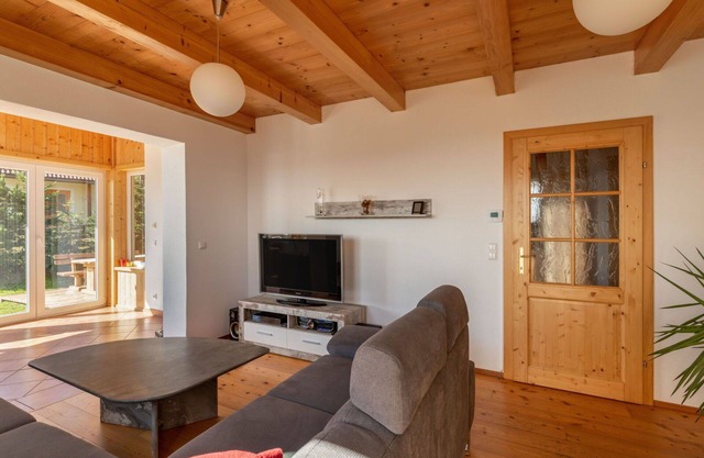 Cosy apartment for 10 people with WIFI, TV, patio and parking