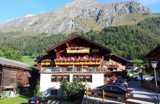 Cosy apartment for 13 guests with WIFI, TV, balcony, pets allowed and parking