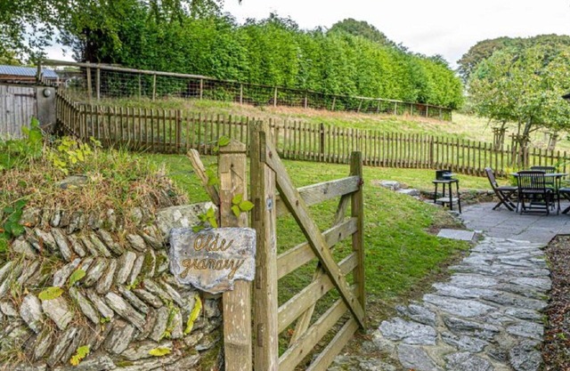 Cosy apartment for 2 guests with hot tub, WIFI, TV, patio, pets allowed and parking